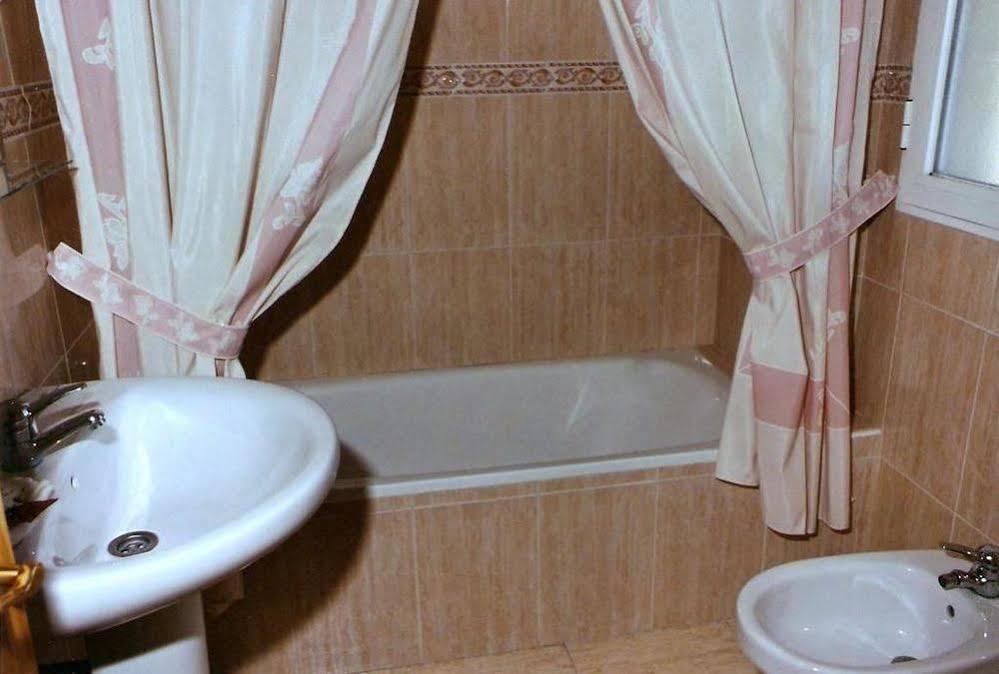 Hostal 82 Olías del Rey Екстериор снимка