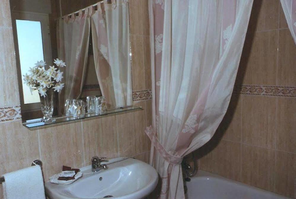 Hostal 82 Olías del Rey Екстериор снимка